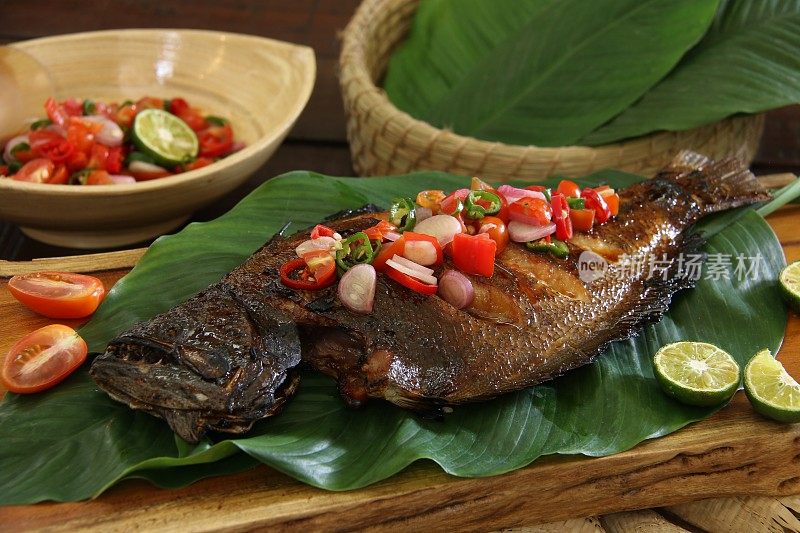 Ikan Bakar Dabu-Dabu，烤鱼配新鲜辛辣的番茄莎莎，来自美那多，在阔叶上